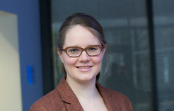 The author Lisa Suckert has been a research fellow at the Max Planck Institute for the Study of Societies in Cologne since 2016, where she conducts research on the connection between future expectations and economic crises.