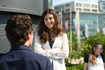 IMPRS-SPCE students work in small groups in close consultation with their advisors. Young researchers talking outside