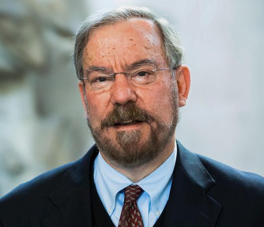 Portrait picture of Peter Hall